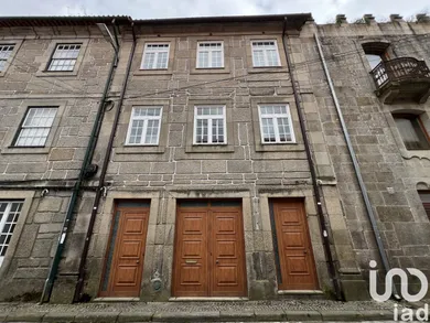 Building in Vouzela e Paços de Vilharigues