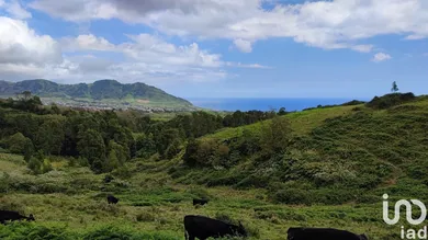 Land in Povoação