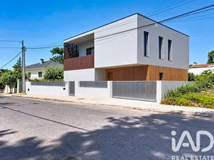 House in Charneca De Caparica E Sobreda
