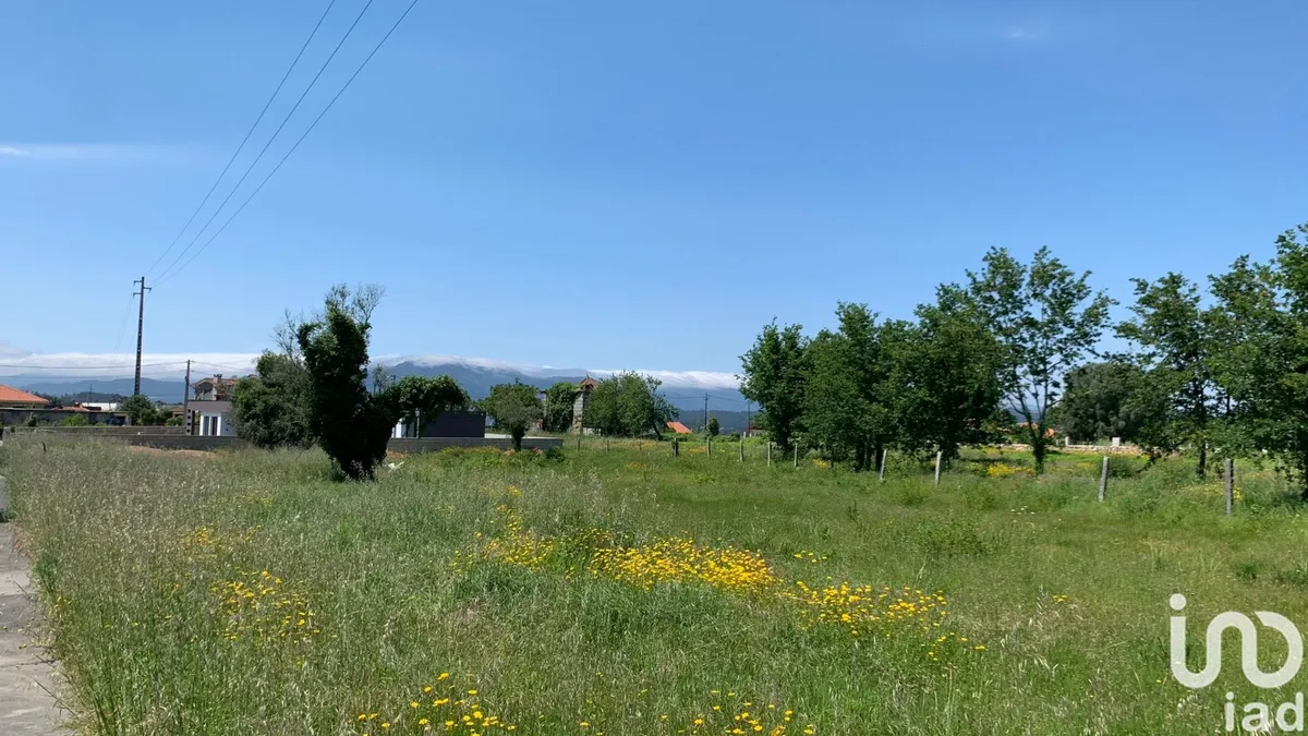 Terreno urbano de 1093 m² em Friestas