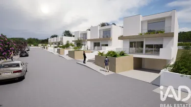 Casa/Moradia  em Igreja Nova e Cheleiros