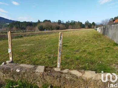 Terreno urbano em Cornes