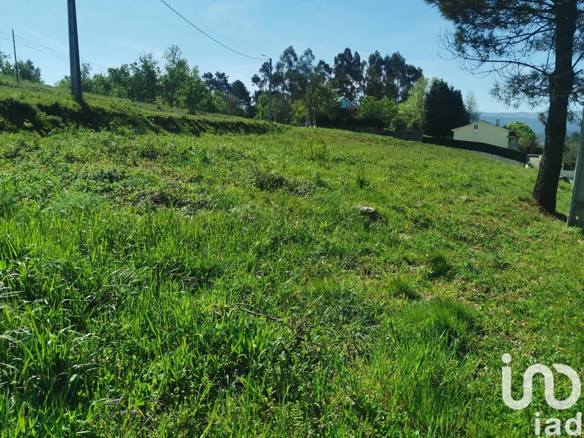Terreno de 809 m² em Mentrestido