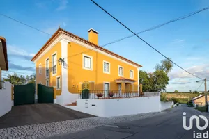 House  at Romeira e Várzea