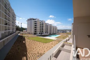 Apartamento T4 em Santo António dos Cavaleiros e Frielas