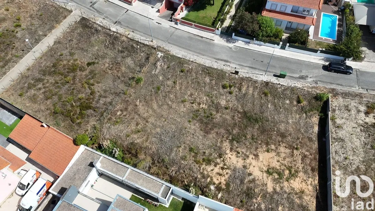 Terreno de 561 m² em Rio Maior
