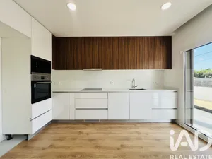 Apartamento T3 em Parceiros e Azoia