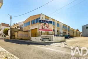 Loja / Estabelecimento Comercial em Casal de Cambra