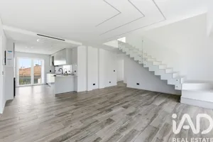 Apartment T4 in Santa Iria de Azoia, São João da Talha e Bobadela