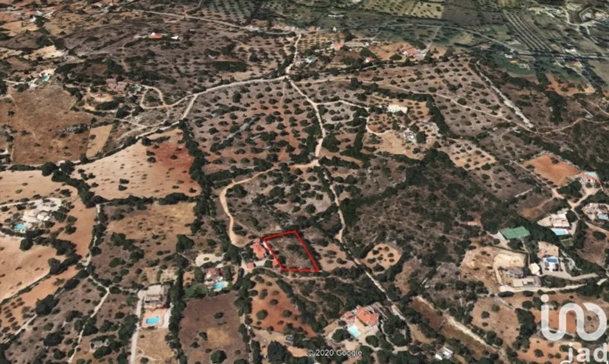 Terreno de 1880 m² em Santa Bárbara de Nexe